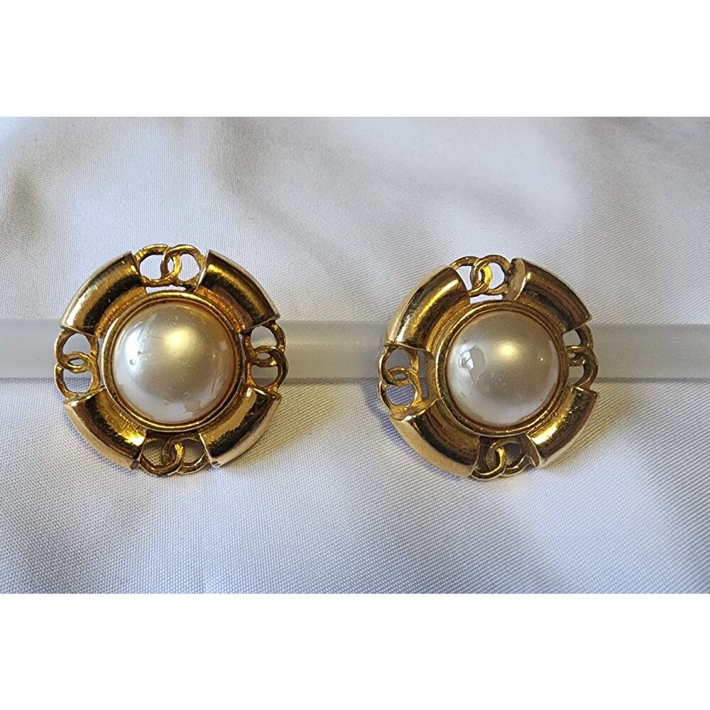 US BASED Authentic Vintage CHANEL CC Clip On Gold Tone Earrings w Gift Bag
